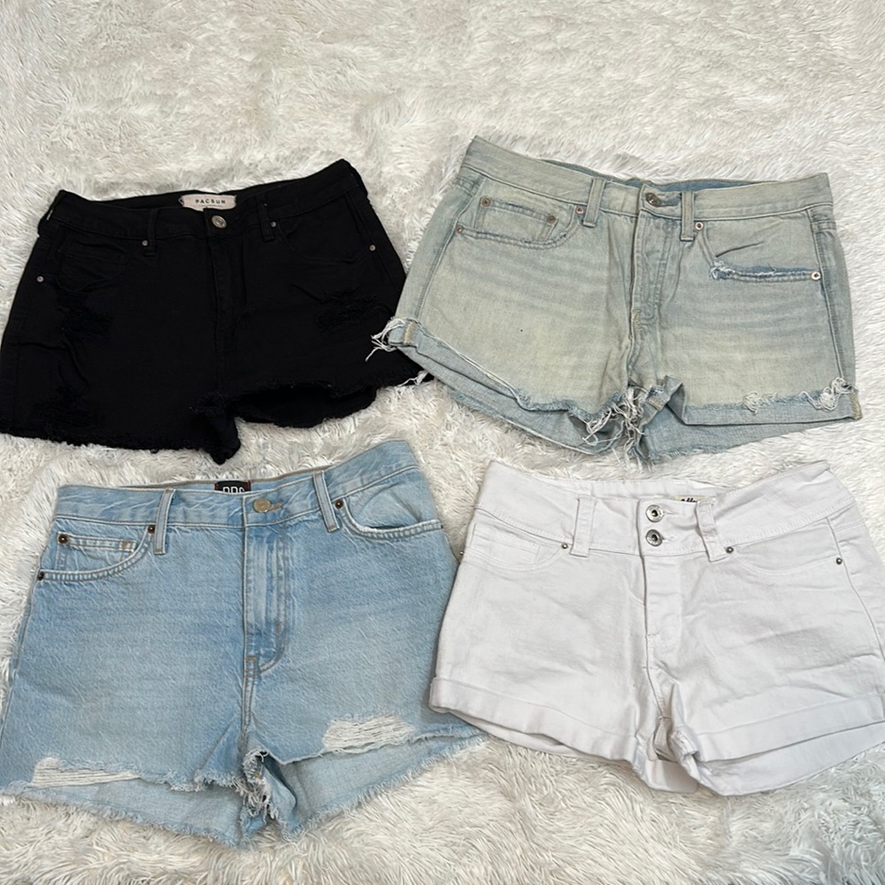 😊 Bundle of 4 Woman’s Size 26 (5/6) Denim Shorts